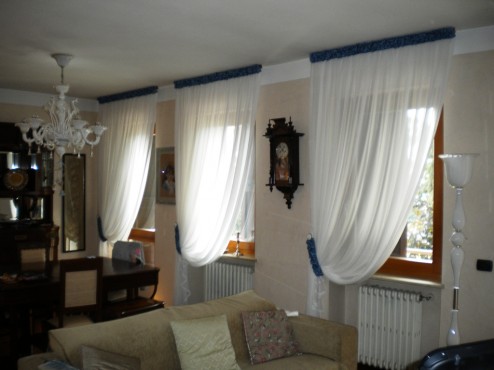 tende tradizionali di georgette misto seta con particolari lavorati in raso colore turchese paradiso, negozio verona, tende verona, arredamento mariano