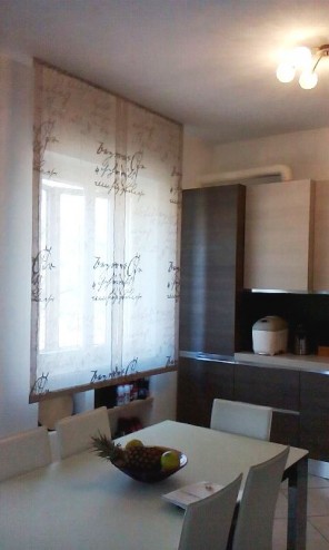 Tende a pacchetto di lino con scritte fantasia ad inchiostro, le tende di mariano per la primavera ed estate 2015. Arredamento mariano, negozi tende a verona.