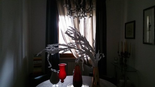 Effetti e atmosfere noire : ‪#‎tenda‬ fatta a mano con ‪#‎luci‬ e oggetti ‪#‎Verona‬ ‪#‎tessuti‬ ‪#‎marianotende‬ ‪#‎interiordesign‬ tende verona negozi tende verona