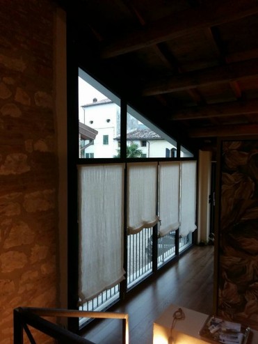 Tende a pacchetto in puro lino per un rustico in citta'. tende, tendeverona, lietendedimariano, verona, interiordesign, homestaging, fattoamano, amoreperlacasa