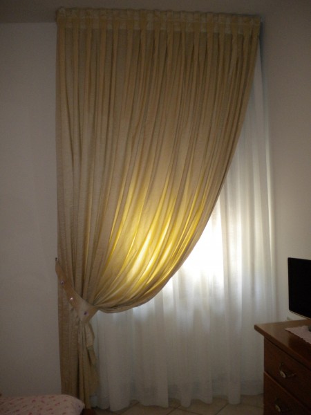 Tenda tradizionale a doppio corpo in misto seta fiammato e taffetà con finitura alta a cannoncini bombati e raccolta laterale con embrasse decorato con pietre - Arredamento Mariano, tende verona