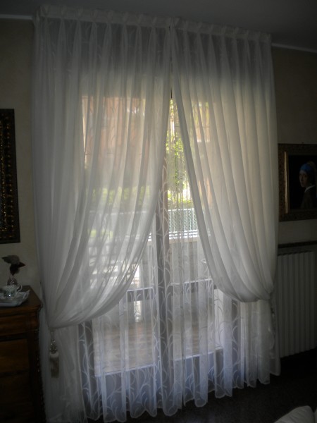 Tenda tradizionale a doppio corpo in georgette e tulle francese ricamato a campo pieno con embrasse di fiocchi a fili e plexiglass - Arredamento Mariano tende e tendaggi Verona