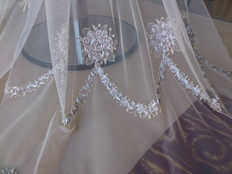 Nuova collezione autunno inverno 2012-2013: tulle francese ricamato con applicazione di roselline in raso di seta - Arredamento Mariano tende e tendaggi Verona, via verdi 16
