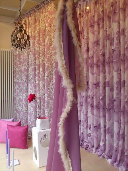 negozio tende verona, vetrina arredamento mariano, presentazione nuova collezione tessuti in lino a fiori, negozio tessuti verona