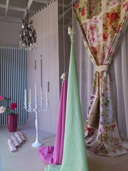 negozio tende verona, arredamento mariano, vetrina agosto 2013, una dedica al "fiore", lavorazioni patchwork e composizioni di tessuti, tende a verona