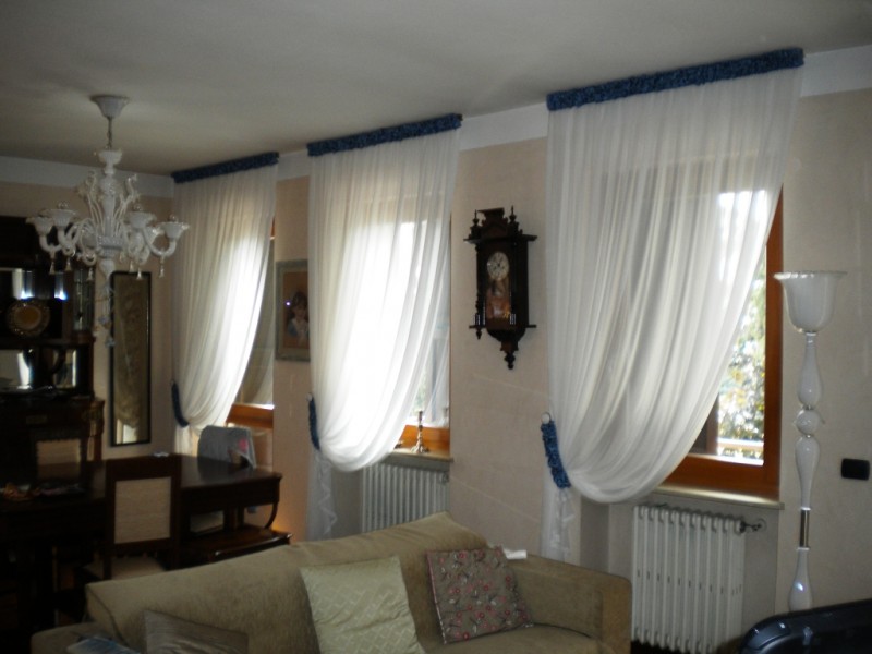 tende tradizionali di georgette misto seta con particolari lavorati in raso colore turchese paradiso, negozio verona, tende verona, arredamento mariano