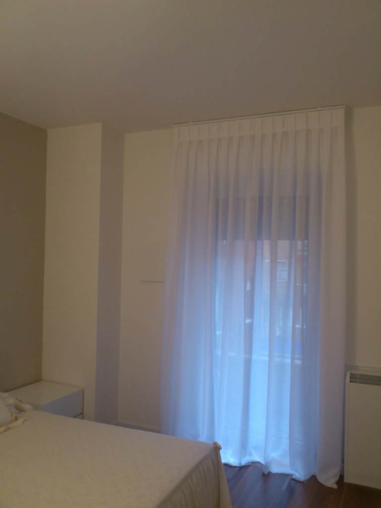 tenda di misto lino con profilo squadrato di alluminio bianco opaco, tende verona, arredamento mariano, negozio tende verona