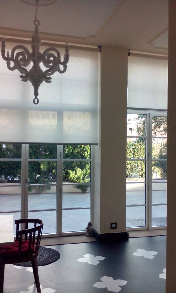Per ogni ambiente la soluzione migliore: #tende a #rullo motorizzate in un loggiato #verona #marianotende #tessuti #interiordesign #tendetecniche #letendedimariano, negozi tende verona, negozio tende, negozi tende, negozio tende verona