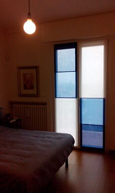 tende verona: esempio di tenda creativa patchwork con i colori del mare bianco azzurro e blu Arredamento Mariano verona fattomano latuacasa tessuti, tende verona, negozi tende verona, tessuti verona, negozio tende verona