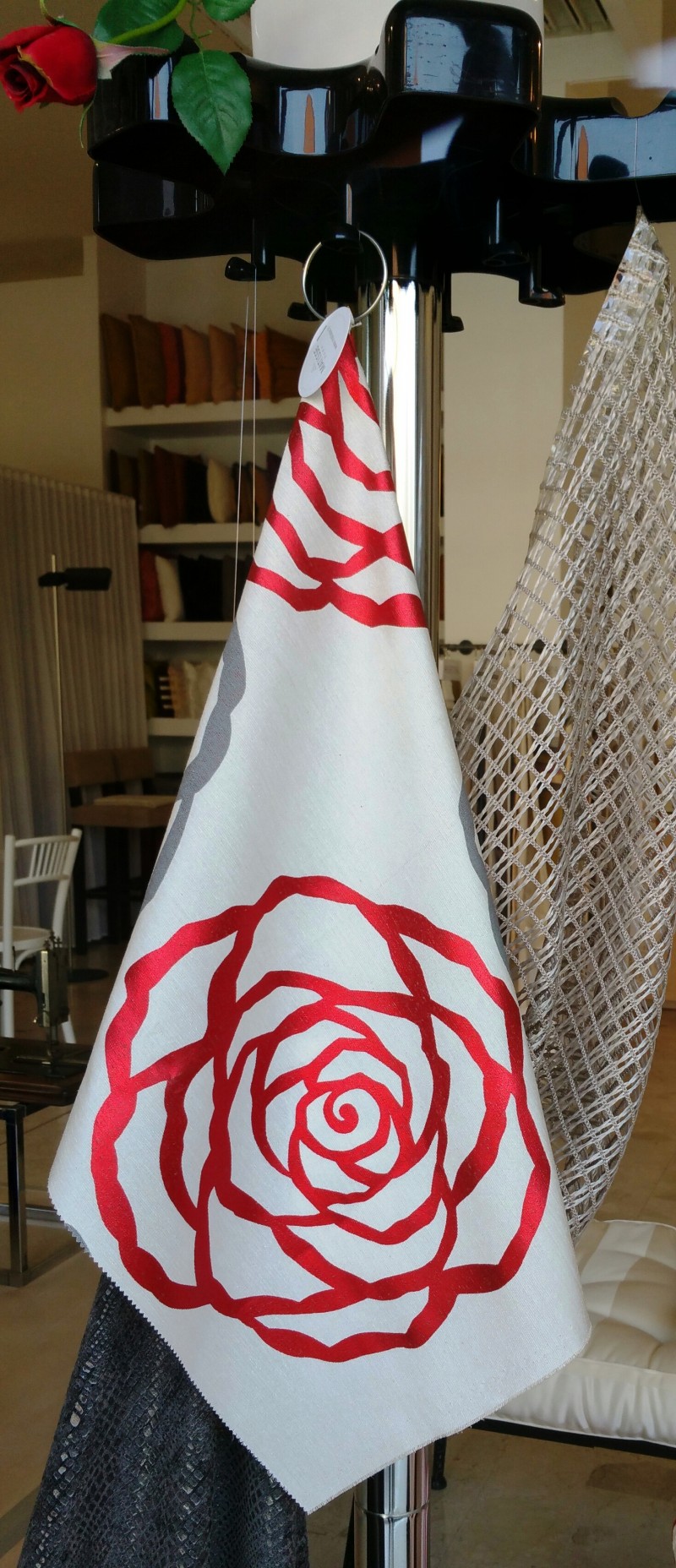 le #roserosse stampate sui #tessuti e le rose rosse di Mariano #tende #tendeverona #interiordesign #verona #tendaggi #letendedimariano #marianotende