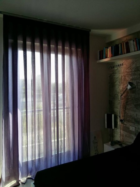 Trasparenza viola in maglia di lino per una finestra in chiaroscuro verona interiordesign marianotende tende tessuti fattoamano tende verona, negozio tende verona, interior design verona