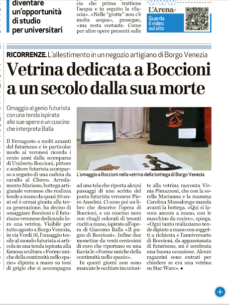 la vetrina di Mariano sull'Arena di verona (che ringraziamo). Ecco la storia di tessuti, tende e cuscini dipinti a mano per celebrare cent'anni dalla morte di Boccioni ricordando il futurismo. Arredamento Mariano, tende, tessuti, homestaging, interiordesign a Verona