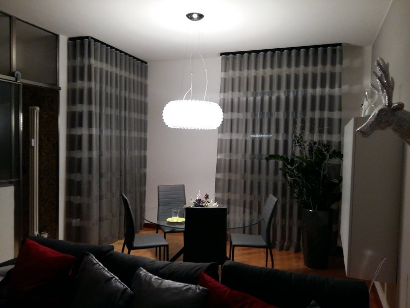 Aste nere, #tende in #tessuto modello barre' grigio e metallo,elementi industriali e tocchi di argento #interiordesign #homestaging #verona